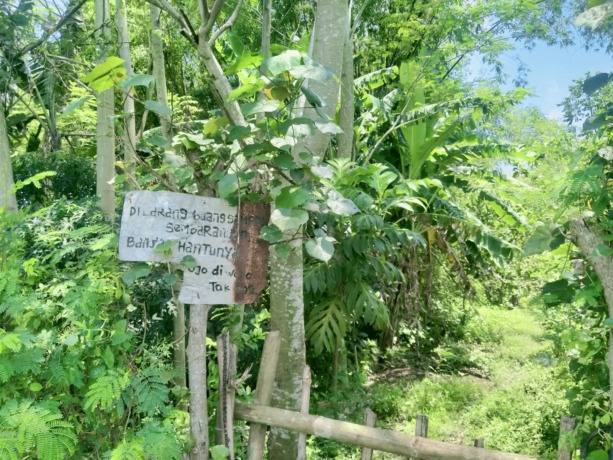 Pintu masuk Dusun Ngengkreng yang kini tak berpenghuni karena ditinggal wargaya.
