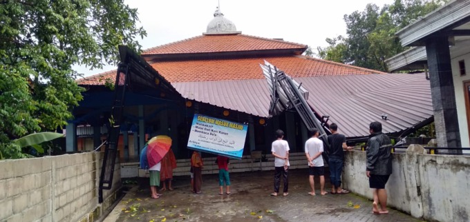 Salah satu masjid di Desa Japanan, Kecamatan Mojowarno yang ambruk dihempas angin kencang