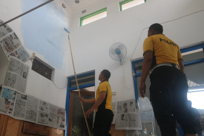 Kapolres Jombang membantu pengecatan tembok musala ar rahmah di Dusun Penjalinan, Desa Dukuhklopo, Kecamatan Peterongan