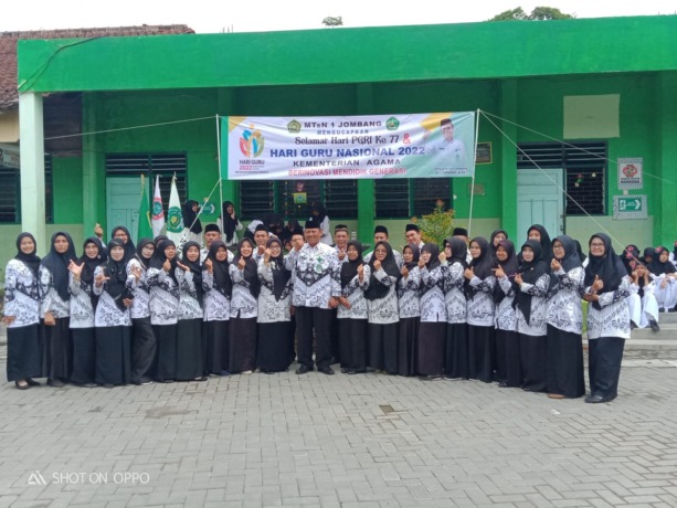 : Kepala MTsN 1 Jombang Purnomo dan guru-guru MTsN 1 Jombang.