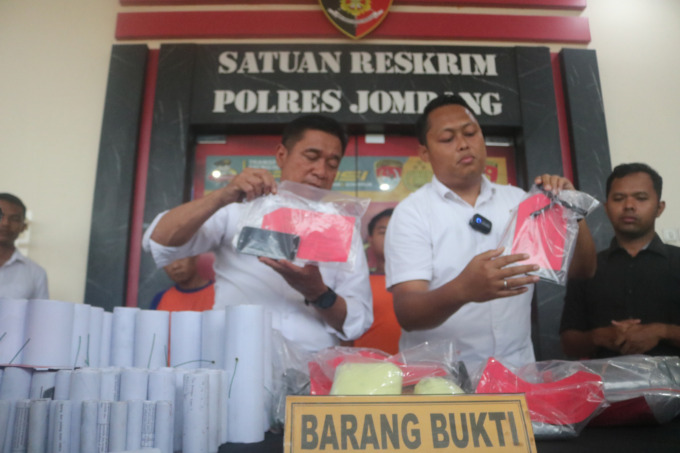 Polisi menunjukkan barangbukti kunci T dan handphone yang mereka gunakan saat beraksi.