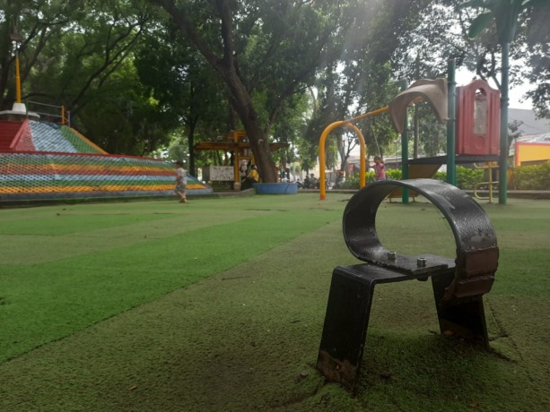 Besi berbentuk oval ini dulunya adalah mainan kuda-kudaan anak di taman kebonrojo. Minimnya perhatian dan perbaikan membuatnya kini teronggok dan tinggal besinya saja.