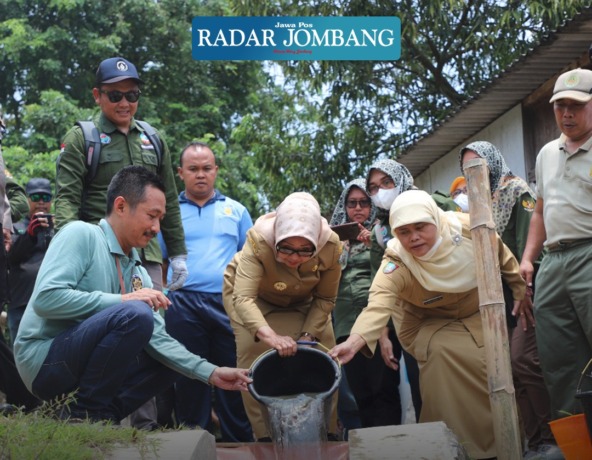 Bupati Jombang bersama Kepala DPMD Jombang saat pelaksanaan peringatan Hari Desa Asri Nusantara di Waduk SUmbergondang, Kecamatan Kabuh.