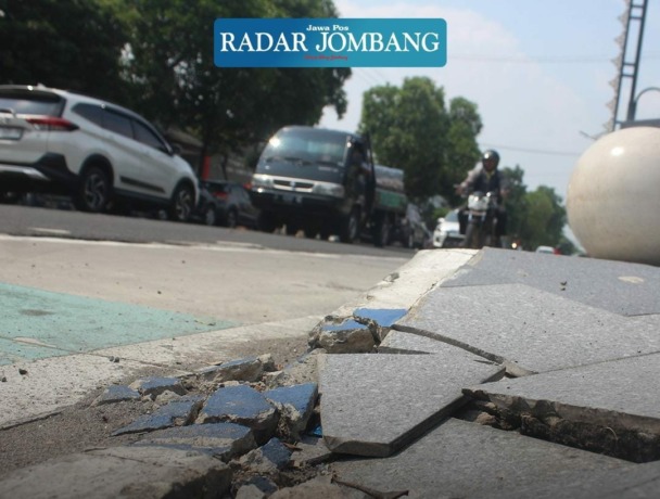 Kondisi lantai trotoar Jl Kh Wahid hasyim yang rusak
