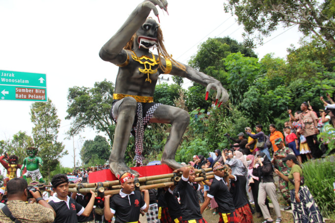 Ratusan umat Hindu dari berbagai desa berkumpul mengikuti tradisi Tawur Kesanga dan pawai ogoh-ogoh, Selasa (21/3).