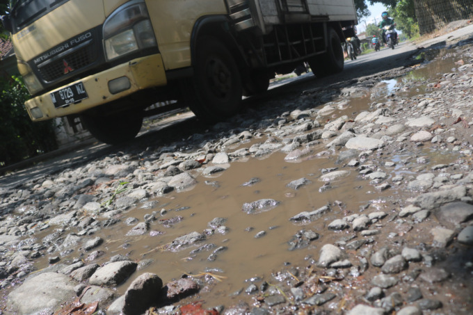 Ilustrasi jalan rusak di Kabupaten Jombang