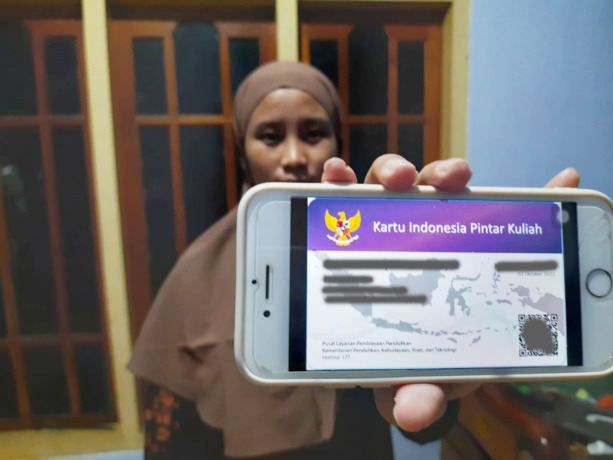 Vina, salah satu mahasiswa asal Jombang menunjukkan KIP kuliah berbentuk digital, kemarin (24/3)