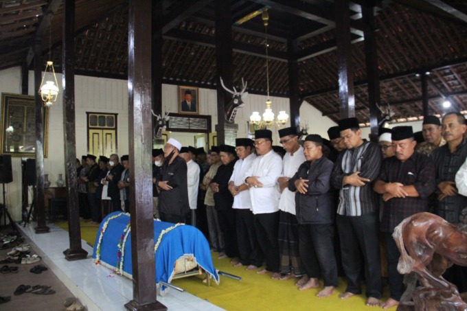 Jenazah mantan Bupati Jombang Nyono Suharli saat disalatkan di rumah duka.