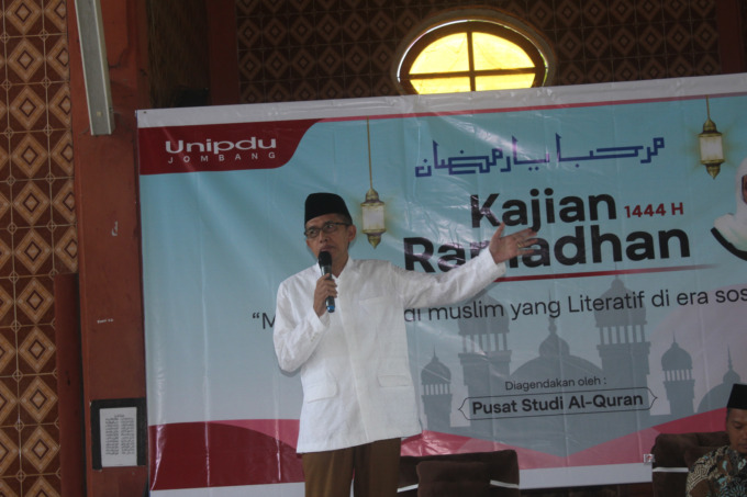 KH Zaimuddin Wijaya As’ad saat menyampaikan materi pada kajian Ramadan di Islamic Center Unipdu.