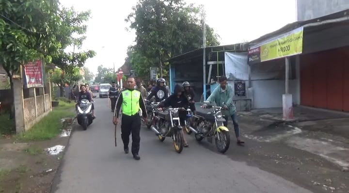 Sejumlah pemuda bermotor tak standar digiring menuju Mapolsek Mojoagung