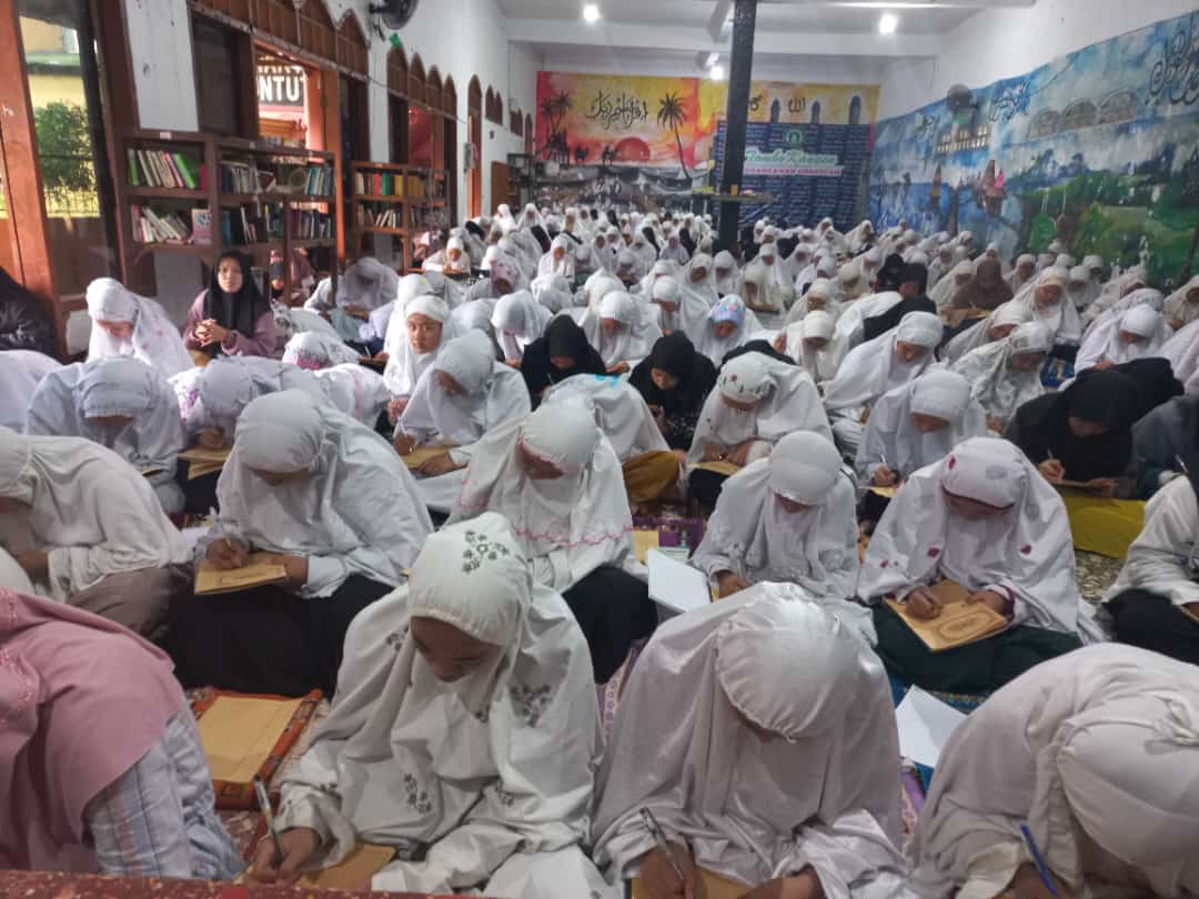 santri Pondok Pesantren Darul Ulum Rejoso sedang mengaji kitab Nashoihul Ibad.