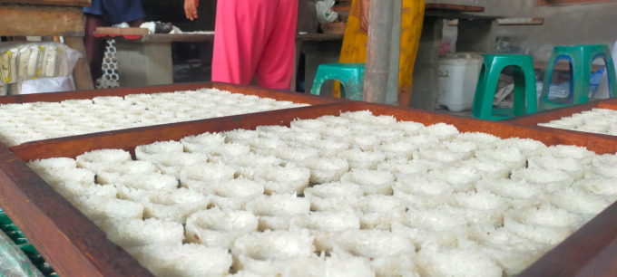 Abdul Wahid,47, warga Dusun Jatipandak, Desa Jatiduwur, Kecamatan Kesamben harus mengebut produksi rengginang jelang lebaran.