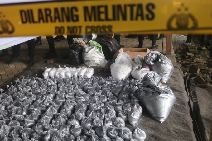 Ratusan kilogram bubuk mercon yang disita dari tiga pembuat-pengedar obat mercon.