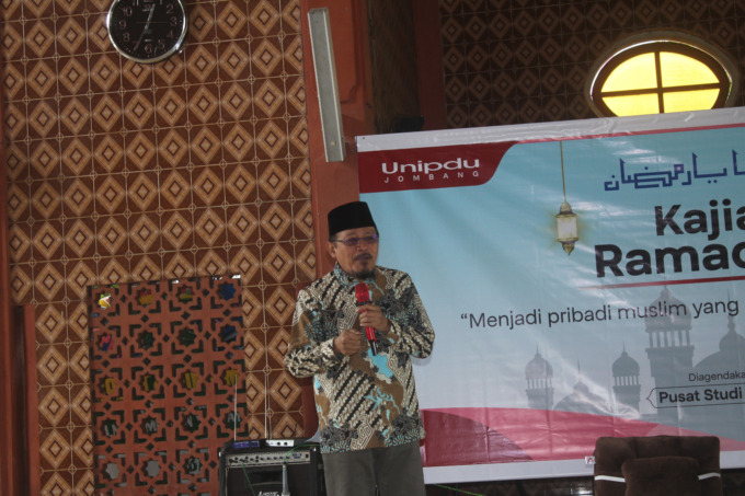 Rektor Unipdu Prof Dr KH Ahmad Zahro saat menyampaikan materi pada kajian Ramadan di Islamic Center Unipdu, Minggu (26/3).