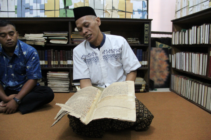 Kepala IT Perpustakaan Tebuireng Jombang Adlan Jufri, 50, menunjukkan koleksi kitab tulisangan tangan KH Hasyim Asy’ari, kemarin.