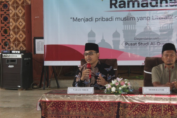 Kaprodi Pascasarjana Unipdu, Dr Amrullah, saat menyampaikan materi pada kajian Ramadan di Islamic Center Unipdu, Senin (27/3).