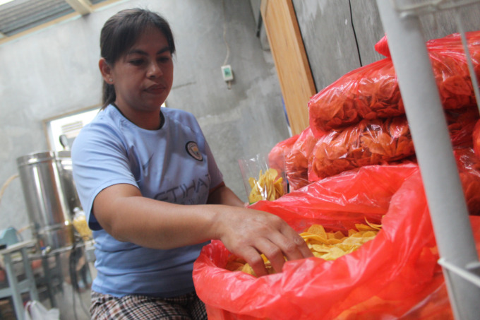 Riasih, 40, memilih pisang raja nangka untuk membuat keripik pisang di rumahnya, kemarin.