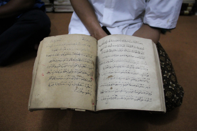 Sebuah buku catatan harian KH Hasyim Asy’ari di Perpustakaan Tebuireng Jombang.