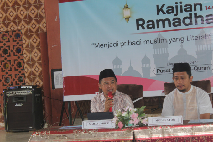 Dr H Nasruddin MKes saat menyampaikan materi pada kajian Ramadan di Islamic Center Unipdu, Selasa (28/3).