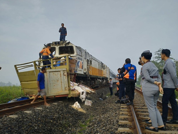 Kondisi lokomotif kereta yang anjlok setelah bertabrakan dengan truk dan menyeretnya hingga 1 kilometer dari lokasi kejadian.
