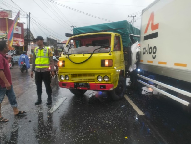Kondisi kedua truk yang bertabrakan di Jalur Provinsi Desa Bedahlawak, Kecamatan Tembelang Jumat (31/3) sore.