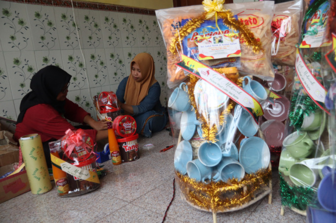 Warga menyelesaikan pesanan parsel lebaran di Denanyar Jombang, kemarin (31/3).