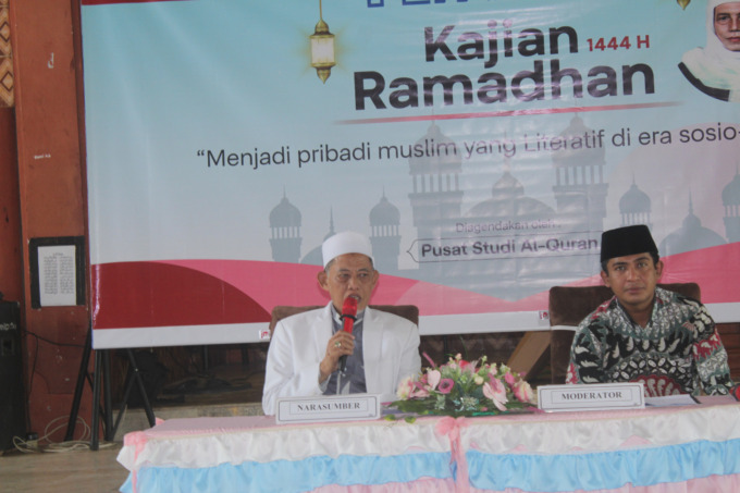 Ketua MUI Jombang, KH Cholil Dahlan, saat menyampaikan materi pada kajian Ramadan di Islamic Center Unipdu, Kamis (30/3).