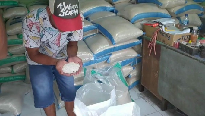 Salah satu pedagang beras di PCN Jombang menunjukkan barang dagangannya.
