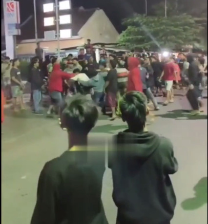 Tangkapan layar video saat dua kelompok patrol sahur bentrok di depan SPBU Desa Bandung