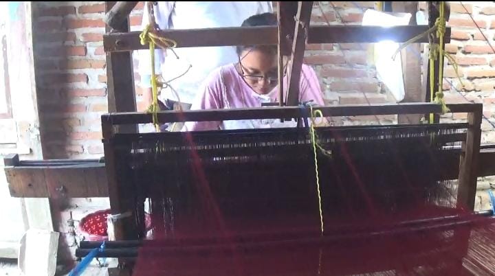 Proses pembuatan sarung tenun goyor di Jombang