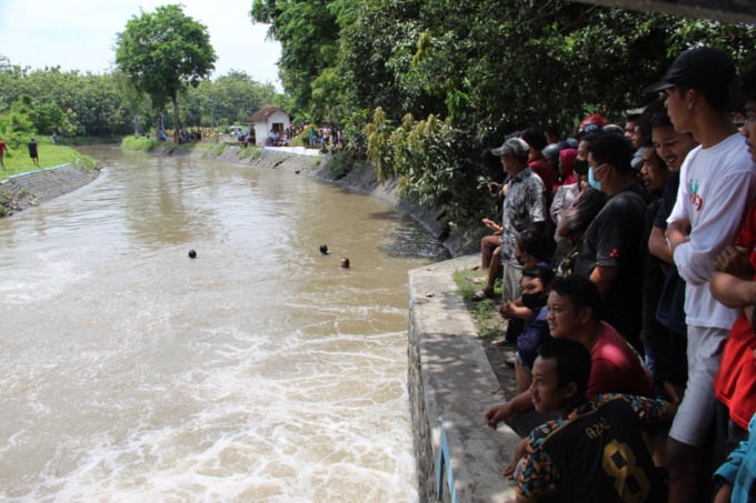 Upaya pencarian korban tenggelam yang masih dilakukan cengan cara manual.