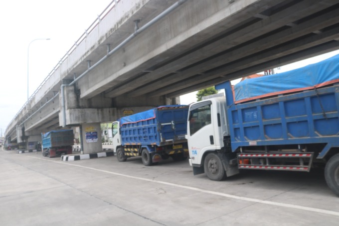 Kolong jembatan baru ploso yang kini berubah jadi lokasi parkir kendaraan.