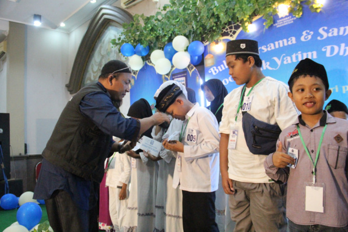 Ketua SYD Jombang Habib Nasrudin saat memberikan santunan kepada anak yatim, Sabtu (1/4).
