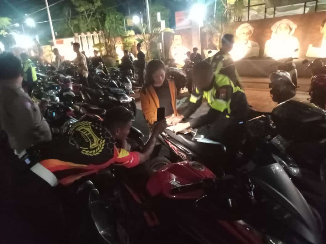 Ratusan pemotor yang terjaring razia di sepanjang Jl KH Wahid Hasyim diamankan di Mapolres Jombang Minggu (2/4) dini hari.