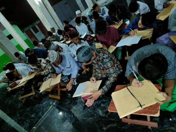 Aktivitas santri memaknai kitab kuning di Pondok Pesantren Sunan Bonang Mojojejer, Kecamatan Mojowarno, Sabtu (1/4)