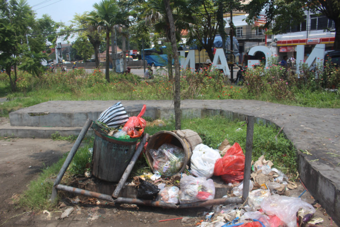 Sampah berserakan di depan Pasar Peterongan