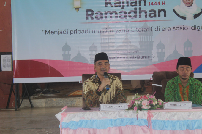 Wakil Rektor Unipdu, Dr H Achmad Zakaria MKes, saat menyampaikan materi pada kajian Ramadan di Islamic Center Unipdu, Senin (3/4).