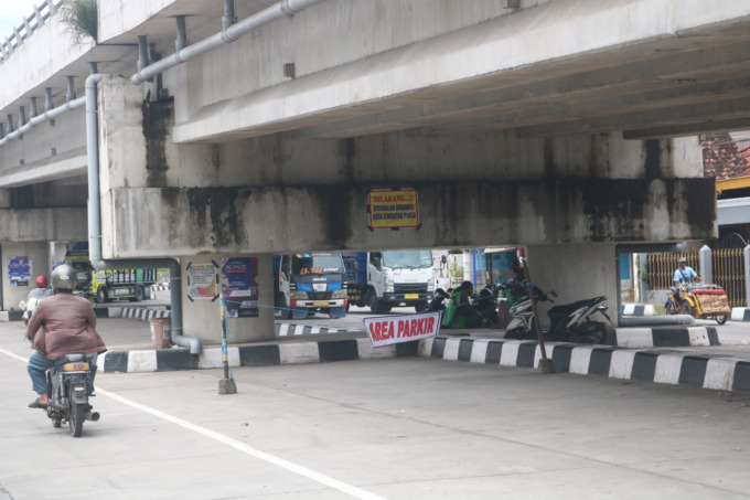Kolong Jembatan Ploso yang digunakan sebagai areal parkir.