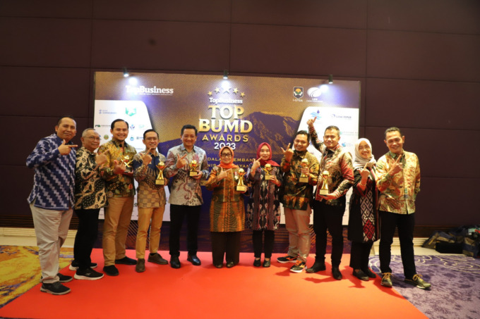 Bupati Jombang dan jajaran direksi BUMD Jombang usai memborong penghargaan.