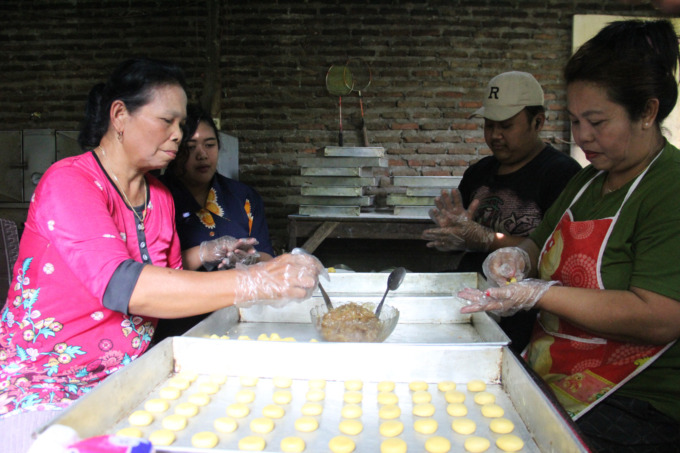 Winarti dan beberapa kerabatnya menyelesaikan pesanan nastar durian di Desa Wonosalam kemarin (5/4).
