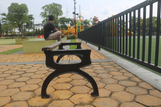 Salah satu kursi panjang berbahan kayu di Alun-Alun Jombang yang sudah protol.
