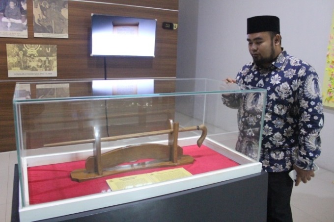 Replika tongkat Mbah Hasyim pemberian Syaikhona Kholil Bangkalan yang dipamerkan di Minha.