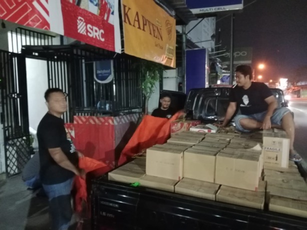 Ribuan botol miras yang diamankan petugas dari toko di Ploso