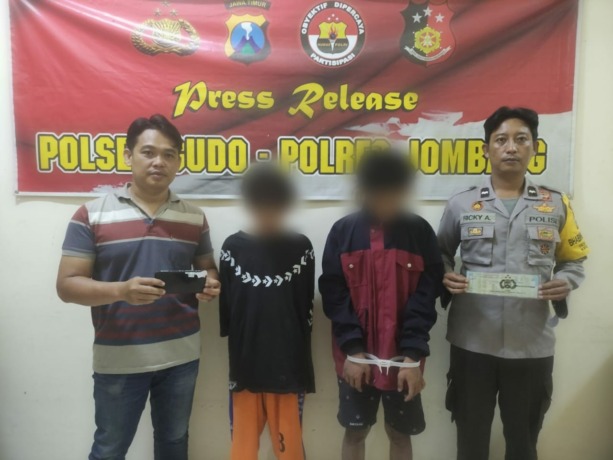 Dua remaja pelaku begal di Desa Mejoyolosari saat dibekuk petugas dari Polsek Gudo.