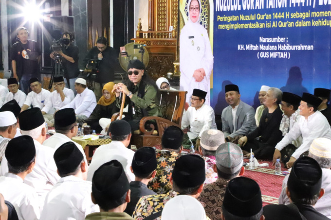 Jamaah mengikuti pengajian umum yang dihadiri KH Miftah Maulana Habiburrahman (Gus Miftah) di Masjid Agung Baitul Mukminin, Sabtu (8/4) malam.
