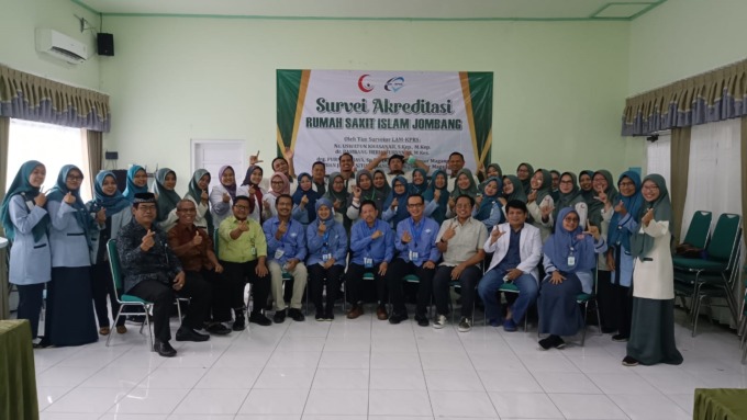 Dokter dan pegawai RSI Jombang usai penilaian akreditasi