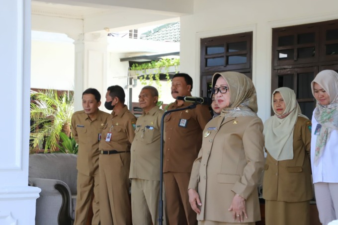 Bupati Jombang Hj Mundjidah Wahab memberangkatan dua armada truk pengangkut bantuan secara simbolis