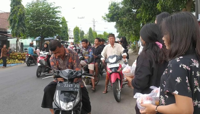 Pemuda GKJW tengah membagikan takjil usai perayaan Jumat Agung