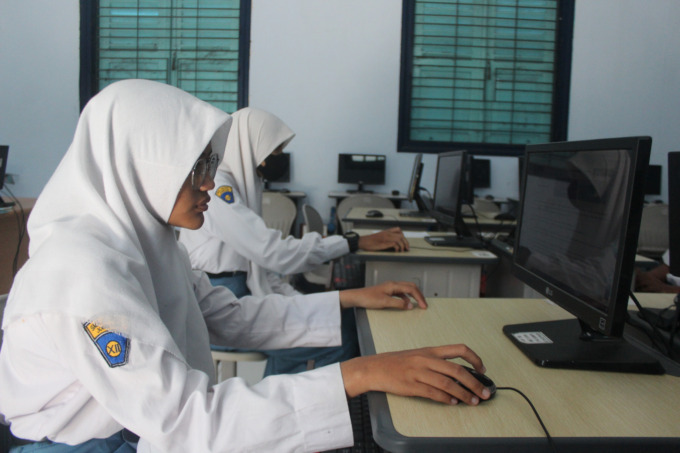 Siswa SMAN 3 Jombang saat mengerjakan uji coba soal UTBK-SNBT di lab komputer, kemarin (11/4)