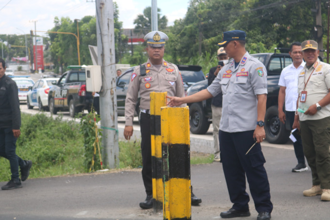 Petugas mengecek hasil pemasangan besi pembatas pada persimpangan rel KA Jatipelem.